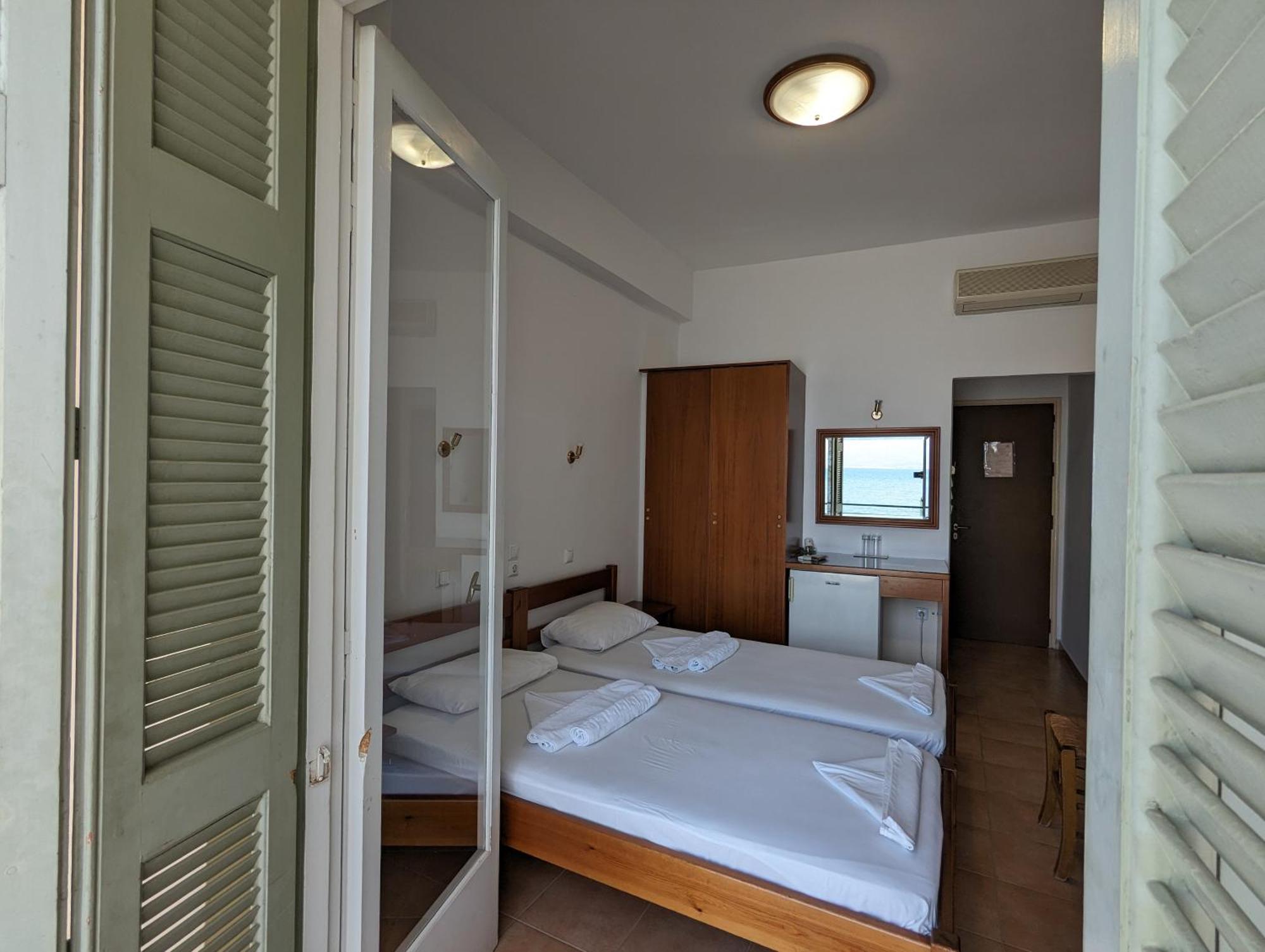 Helen'S Rooms Miloi  Exterior photo